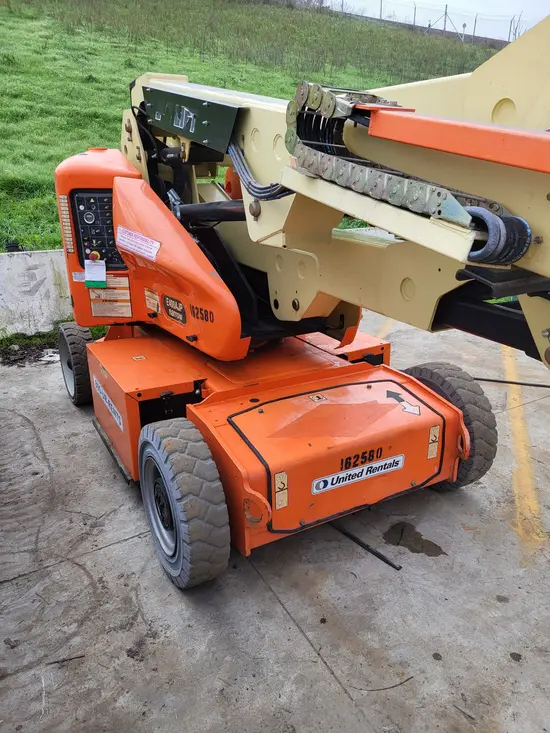 2016 JLG E400AJPN Articulating Boom Lift