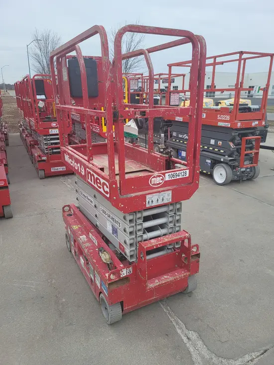 2017 MEC MICRO 19 Scissor Lift