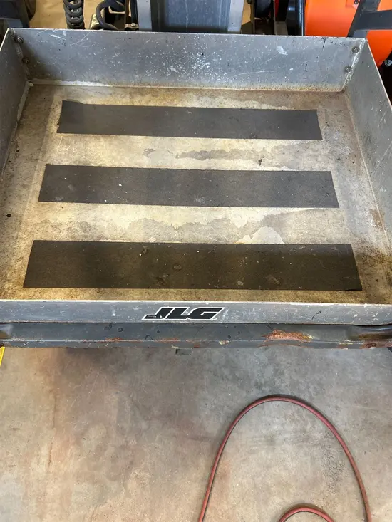 2017 JLG 25AM-DC Pusharound Lift
