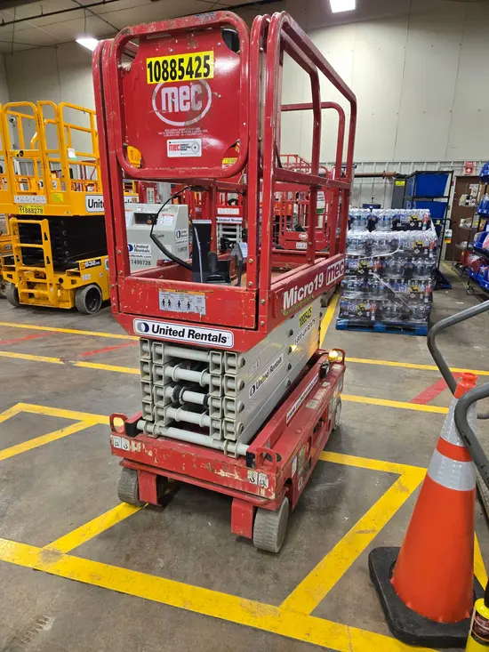 2019 MEC MICRO 19 Scissor Lift