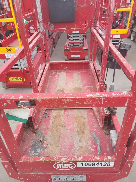 2017 MEC MICRO 19 Scissor Lift