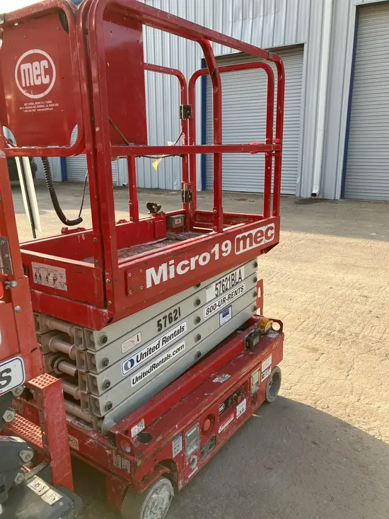 2018 MEC MICRO 19 Scissor Lift