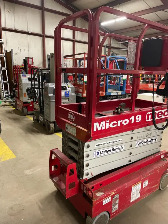 2017 MEC MICRO 19 Scissor Lift