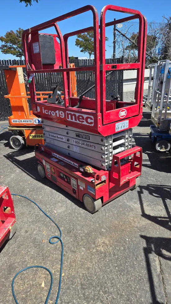 2018 MEC MICRO 19 Scissor Lift