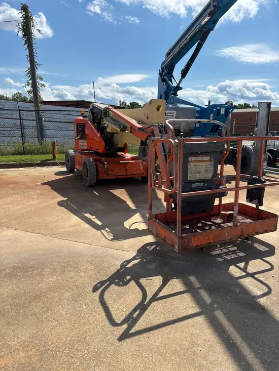 2013 JLG E450AJ Articulating Boom Lift