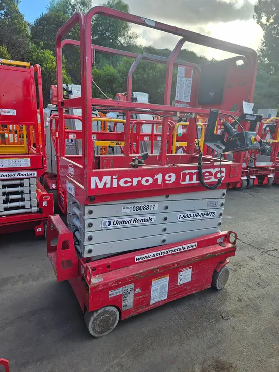 2018 MEC MICRO 19 Scissor Lift