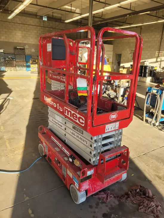 2018 MEC MICRO 19 Scissor Lift