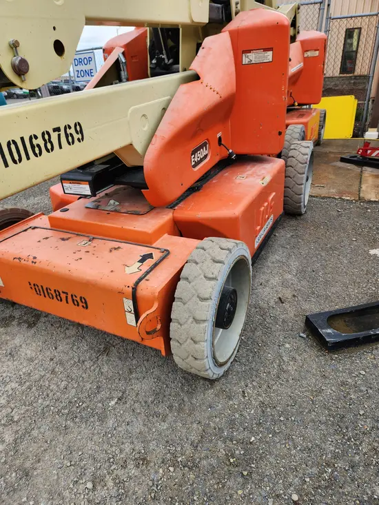 2013 JLG E450AJ Articulating Boom Lift