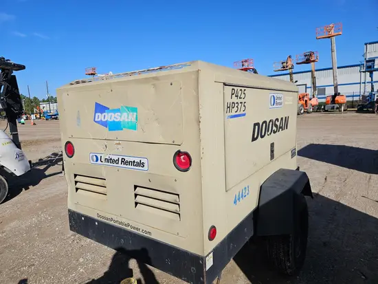 2017 Doosan P425/HP375WCU Air Compressor