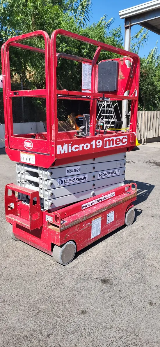 2018 MEC MICRO 19 Scissor Lift