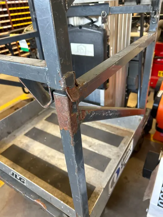 2017 JLG 25AM-DC Pusharound Lift