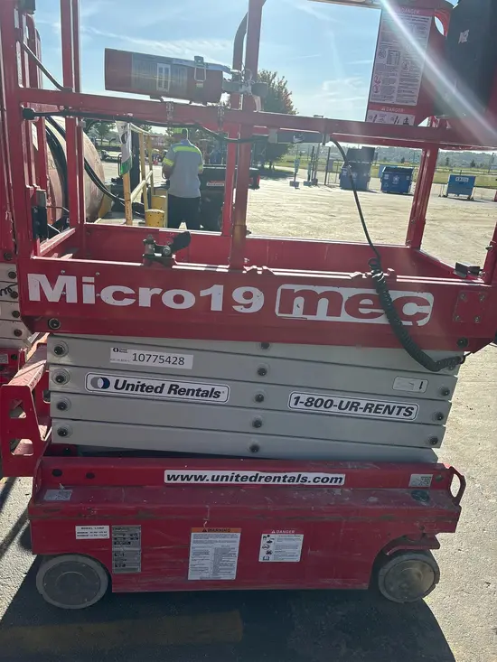 2018 MEC MICRO 19 Scissor Lift