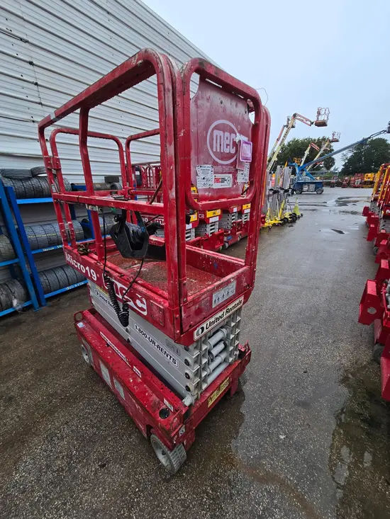 2018 MEC MICRO 19 Scissor Lift