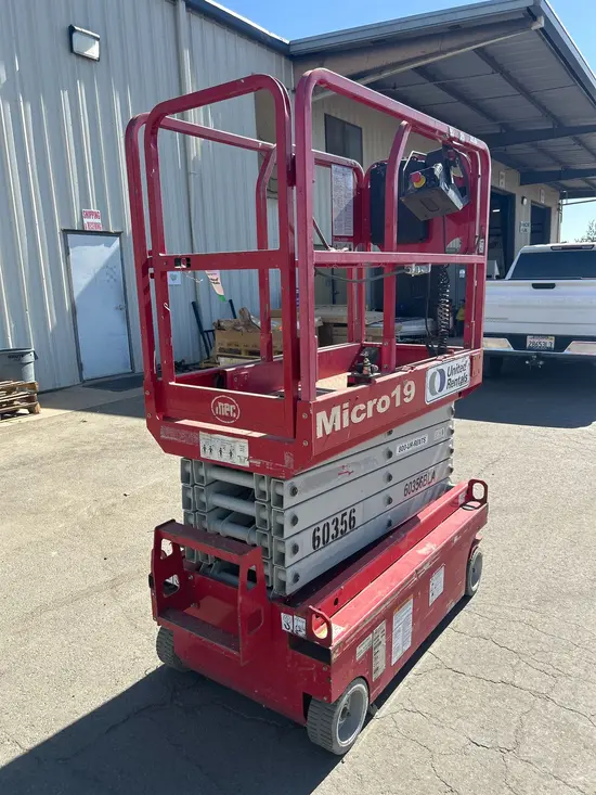 2018 MEC MICRO 19 Scissor Lift
