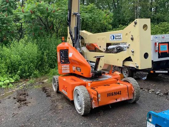2013 JLG E400AJPN Articulating Boom Lift