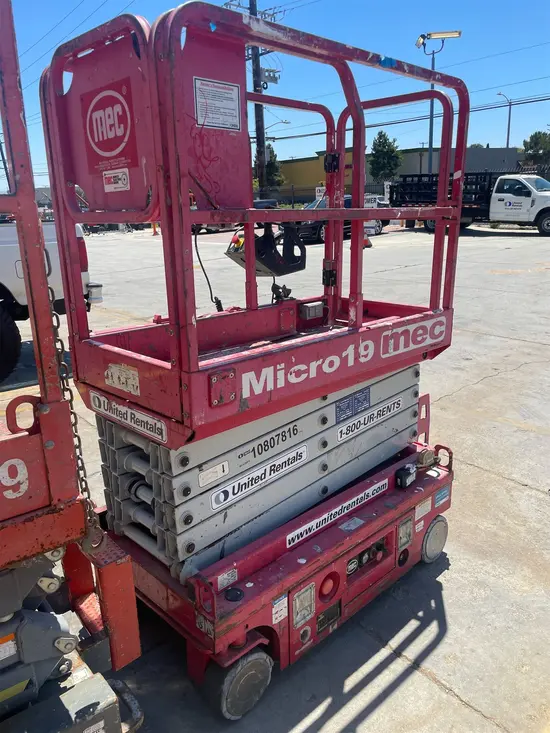 2018 MEC MICRO 19 Scissor Lift