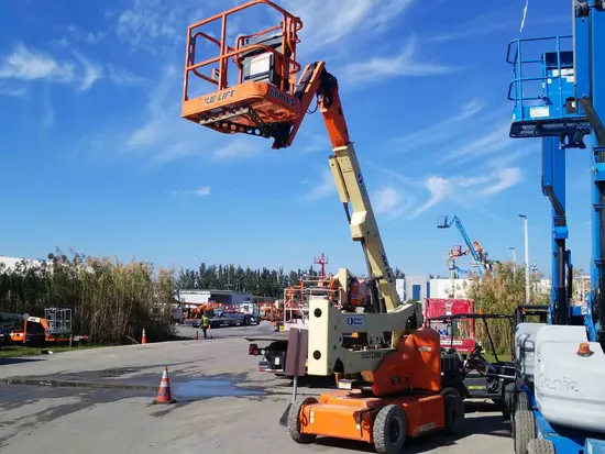 2014 JLG E400AJPN Articulating Boom Lift