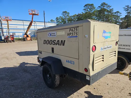2017 Doosan P425/HP375WCU Air Compressor