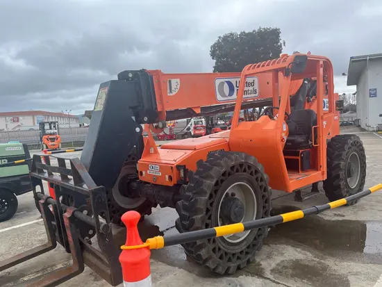 2015 SKYTRAK 8042 Forklift