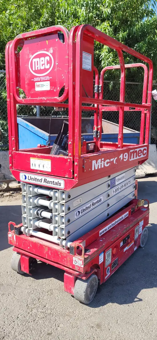 2018 MEC MICRO 19 Scissor Lift