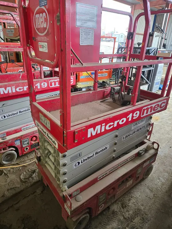 2018 MEC MICRO 19 Scissor Lift
