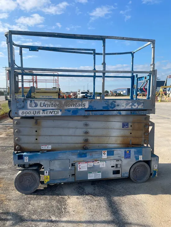 2016 Genie GS-3232 Scissor Lift