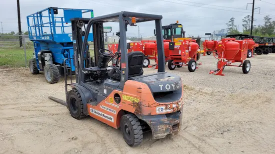 2017 Toyota 8FDU25 Warehouse Forklift