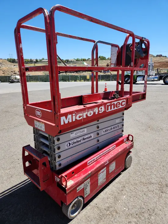 2018 MEC MICRO 19 Scissor Lift