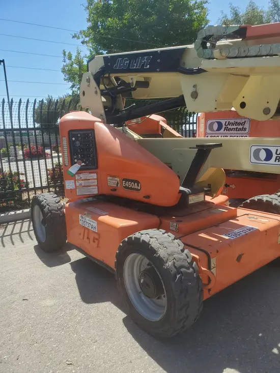 2014 JLG E450AJ Articulating Boom Lift