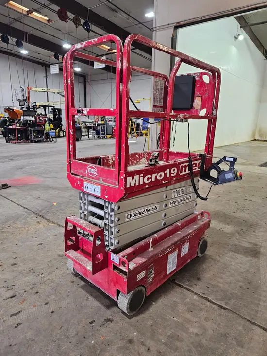 2017 MEC MICRO 19 Scissor Lift