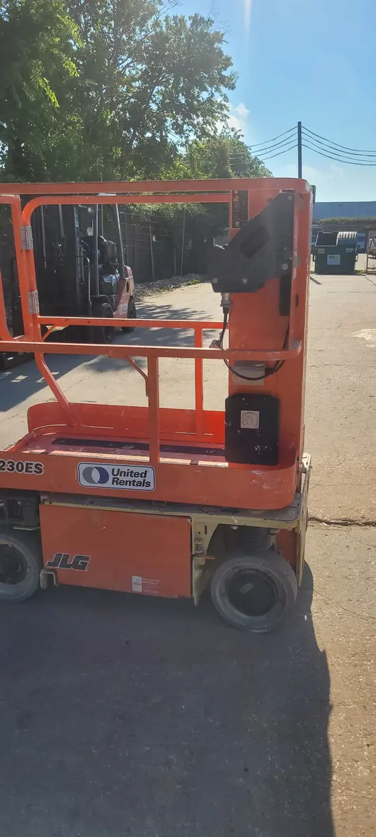 2015 JLG 1230ES Self-Propelled One-Person Lift