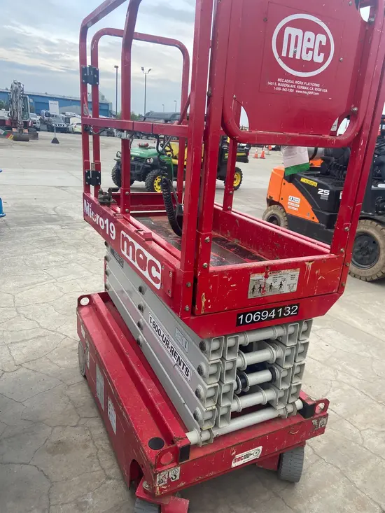 2017 MEC MICRO 19 Scissor Lift