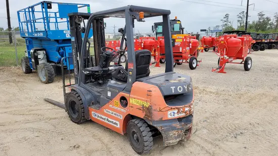 2017 Toyota 8FDU25 Warehouse Forklift