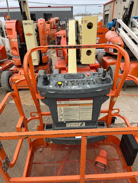 2013 JLG E400AN Articulating Boom Lift