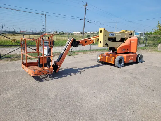 2013 JLG E400AJPN Articulating Boom Lift