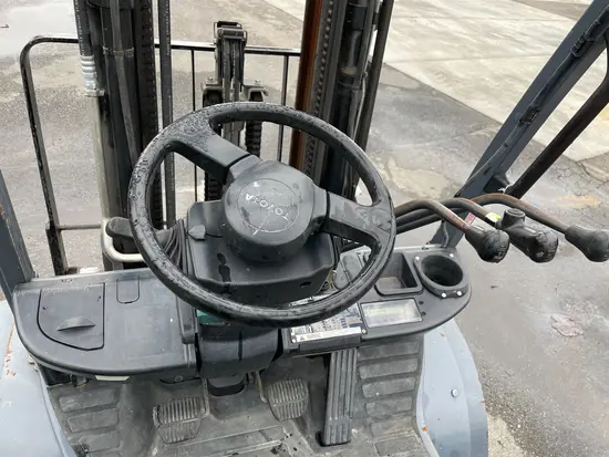 2017 Toyota 8FGU25 Warehouse Forklift