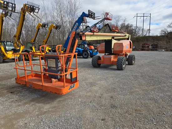 2013 JLG 800AJ Articulating Boom Lift