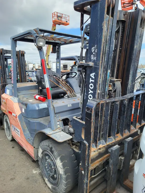2015 Toyota 8FD35U Warehouse Forklift
