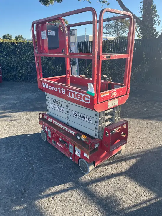 2018 MEC MICRO 19 Scissor Lift