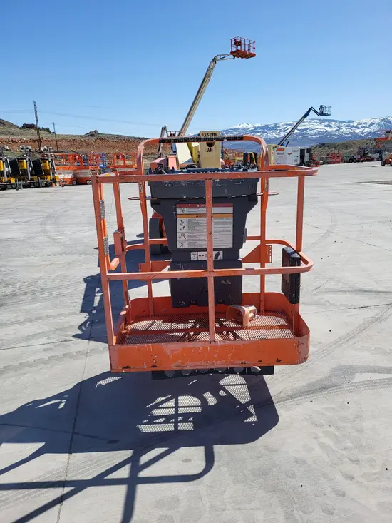 2014 JLG E400AJPN Articulating Boom Lift