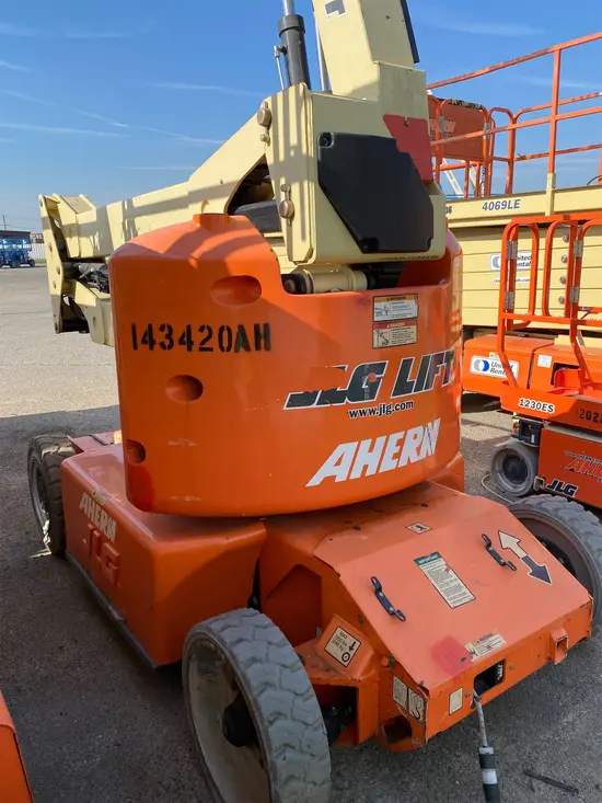 2014 JLG E400AJPN Articulating Boom Lift