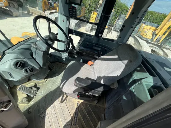 2019 John Deere 624L Wheel Loader