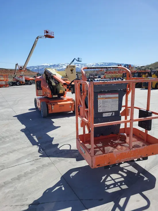 2014 JLG E400AJPN Articulating Boom Lift