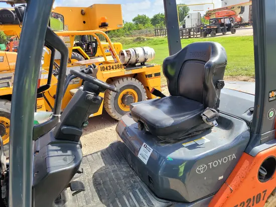 2016 Toyota 8FDU25 Warehouse Forklift