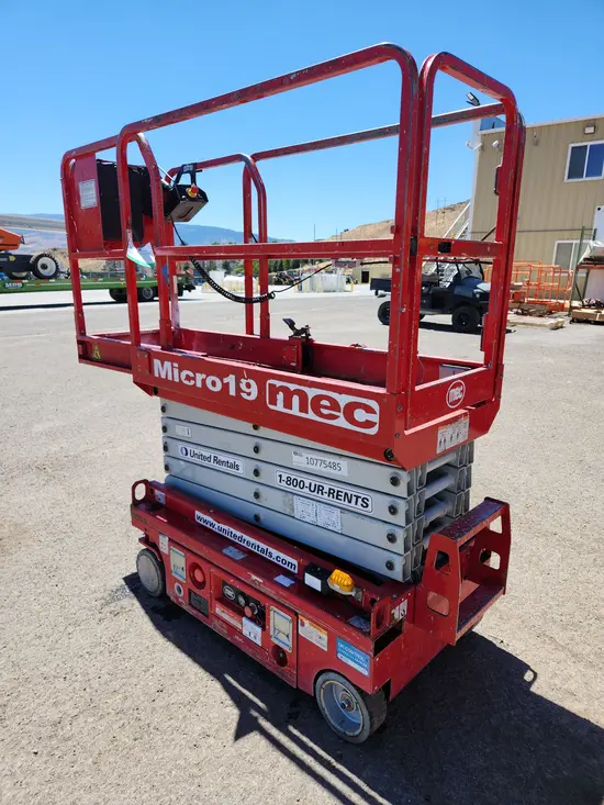 2018 MEC MICRO 19 Scissor Lift