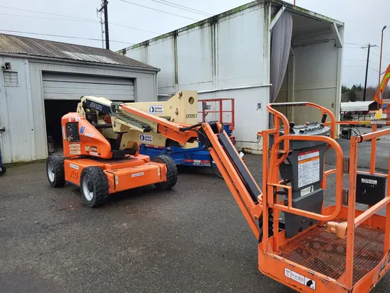 2013 JLG E450AJ Articulating Boom Lift