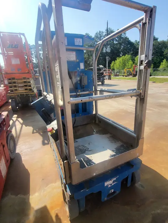 2018 Genie GR-12 Self-Propelled One-Person Lift