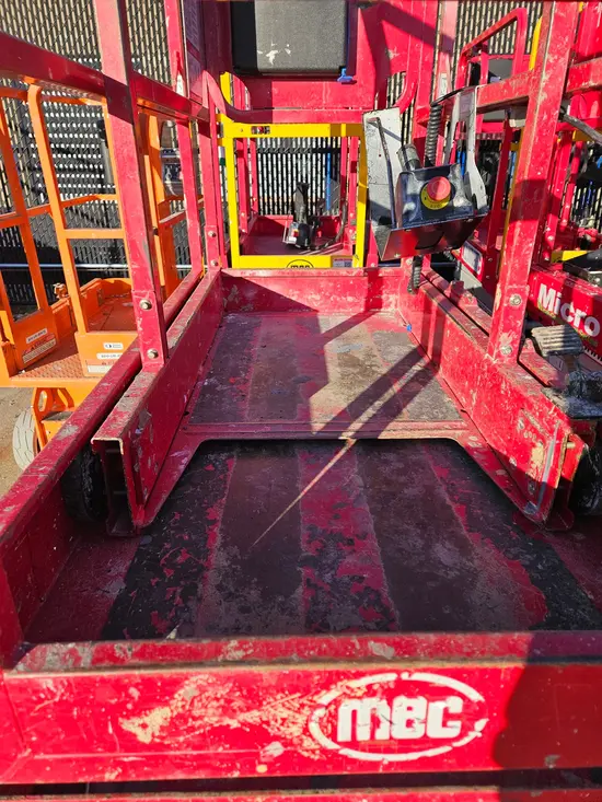 2018 MEC MICRO 19 Scissor Lift