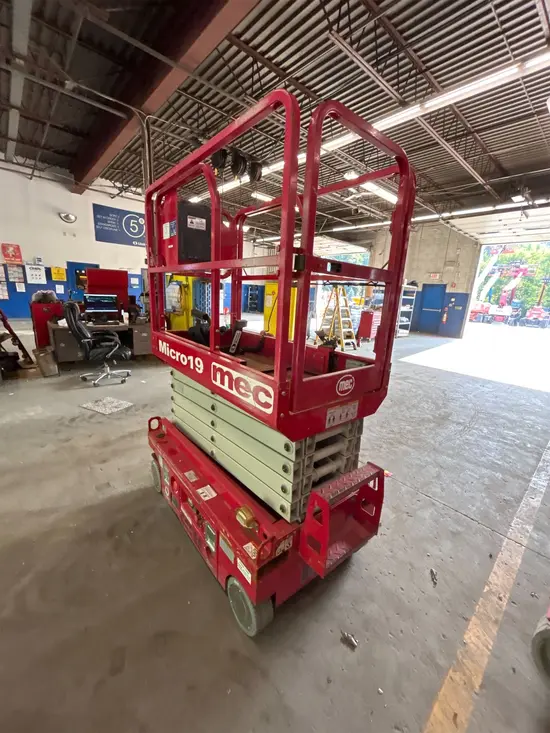 2018 MEC MICRO 19 Scissor Lift