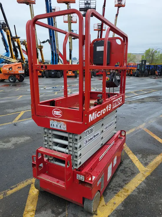 2018 MEC MICRO 19 Scissor Lift